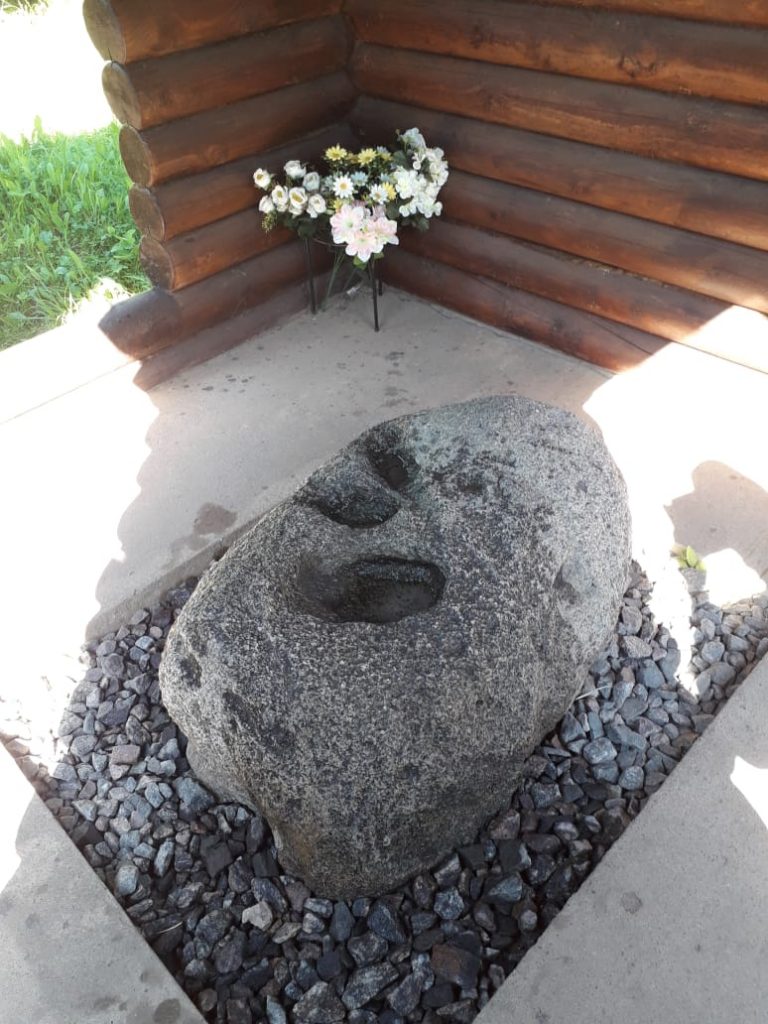 Пиллово. Стопа Богородицы на камне рядом со Святым источником.