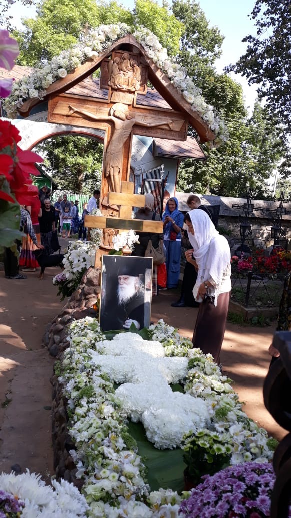 Гурьянова похоронили. Могила старца Николая Гурьянова. Могила Николая Гурьянова.